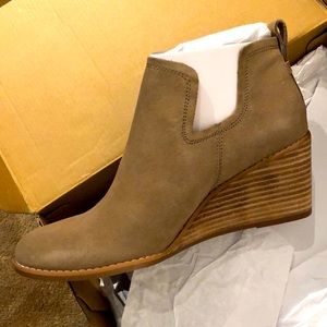 Toms Kallie Wedge Bootie (US 8.5), Taupe